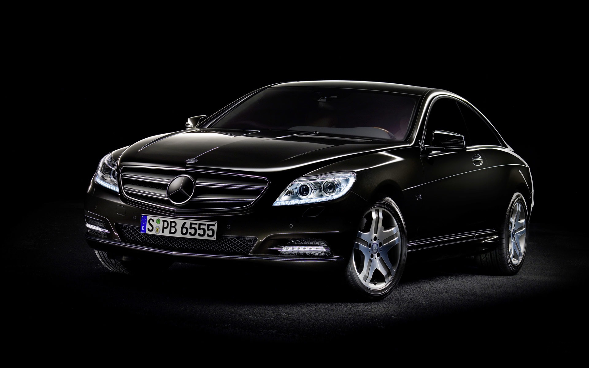 Mercedes CL-class на черном фоне